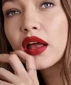 Warna lipstik merah tua juga bisa diaplikasikan kepada riasan wajah bold. Hal ini dilakukan agar tampilan tetap fresh/dok. Instagram Maybellin