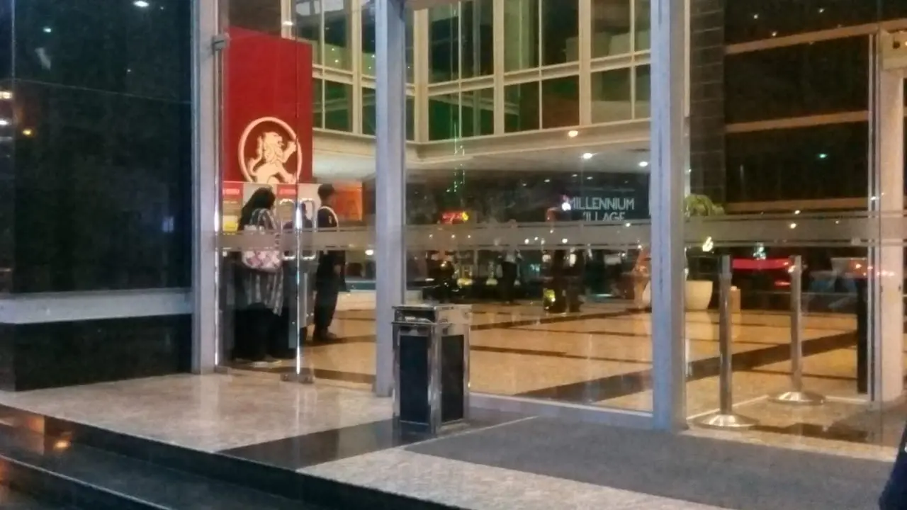 Sejumlah petugas KPK saat akan keluar Gedung Matahari, Lippo Group, Rabu (17/10/2018).