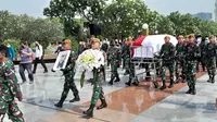 Jenazah Prof Azyumardi Azra tiba di Taman Makam Pahlawan Nasional Utama Kalibata, Selasa (20/9/2022). (Dok. Liputan6.com/Ady Anugrahadi)