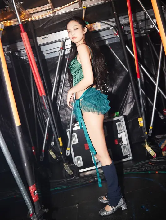 <p>Masih dengan jenis pakaian yang sama, kali ini ia menggunakan senada berwarna hijau emerald. Ia menambahkan leg warmer untuk melengkapi penampilannya. [Instagram/jennierubyjane]</p>