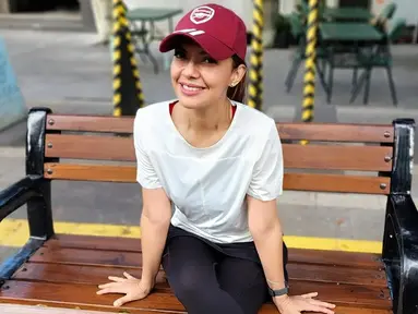 Menggunakan sportwear hitam dan putih, gaya penampilan Najwa Shihab ini tak lepas dari perhatian. Dirinya juga memilih menggunakan topi baseball mewah serta menggunakan jam tangan sebagai pelengkapnya. (Liputan6.com/IG/@najwashihab)