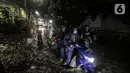 Warga mendorong motor saat banjir di jalan Bank, Jakarta Selatan, Selasa (4/10/2022). Hujan yang mengguyur wilayah Ibu Kota Jakarta mengakibatkan banjir menggenangi kawasan Kemang, Jakarta. (Liputan6.com/Johan Tallo)