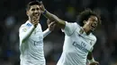 Pemain Real Madrid, Marco Asensio (kiri) merayakan gol bersama rekannya, Marcelo saat melawan Las Palmas pada laga La Liga Santander di Santiago Bernabeu stadium, Madrid, (5/11/2017). Real Madrid menang 3-0. (AP/Francisco Seco)