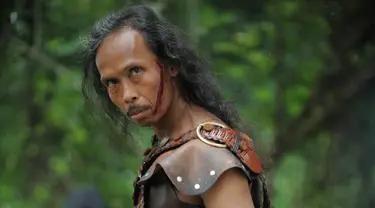 Yayan Ruhian tak henti mencetak prestasi membanggakan. Setelah adu akting dengan Keanu Reeves dalam John Wick: Parabellum (2019), ia membintangi film Mat Kilau: Kebangkitan Pejuang. Dalam film arahan sineas Syamsul Yusof, ia memerankan Toga. Yayan Ruhian mengatakan, Mat Kilau kini jadi film Malaysia terlaris sepanjang sejarah dengan pendapatan lebih dari 100 juta ringgit, melibas Avengers: Endgame. Wow! (Foto: Dok. Kembara Film)