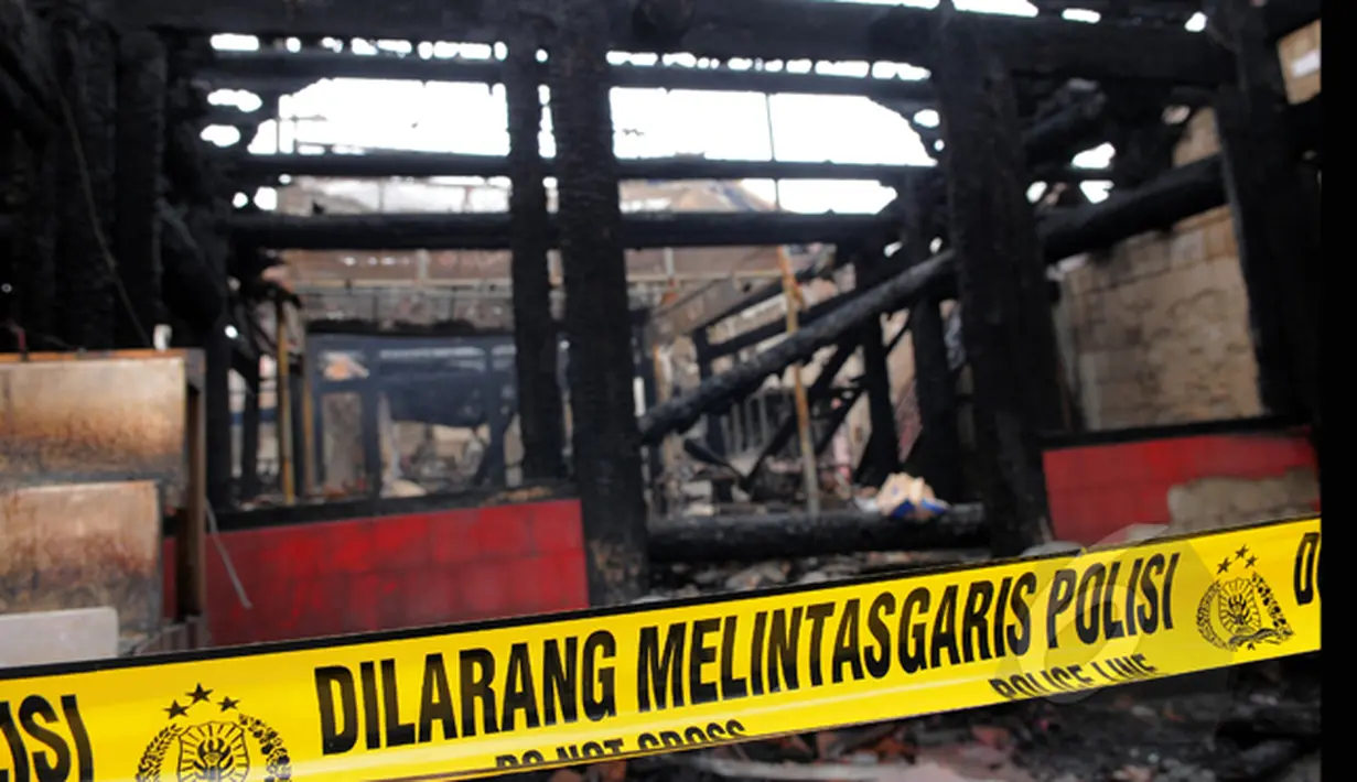 Kebakaran yang melanda Wihara Dharma Bakti, Jakarta Barat, Senin (2/3/2015) dini hari, mengakibatkan sebagian bangunan dan isi di dalam wihara hangus terbakar. (Liputan6.com/Faisal R Syam)