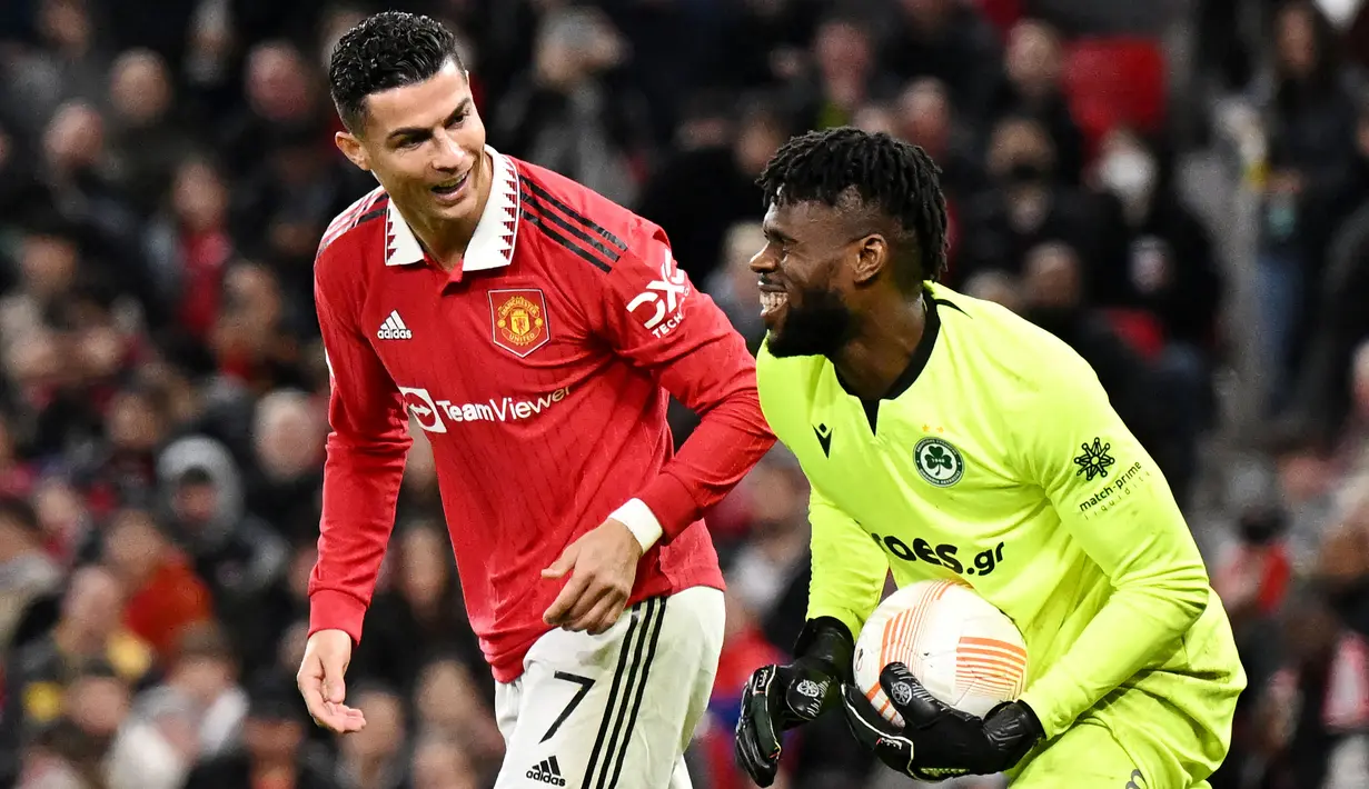 Cristiano Ronaldo hanya mampu tersenyum usai gagal menjebol gawang Francis Uzoho. (AFP/Oli Scarff)