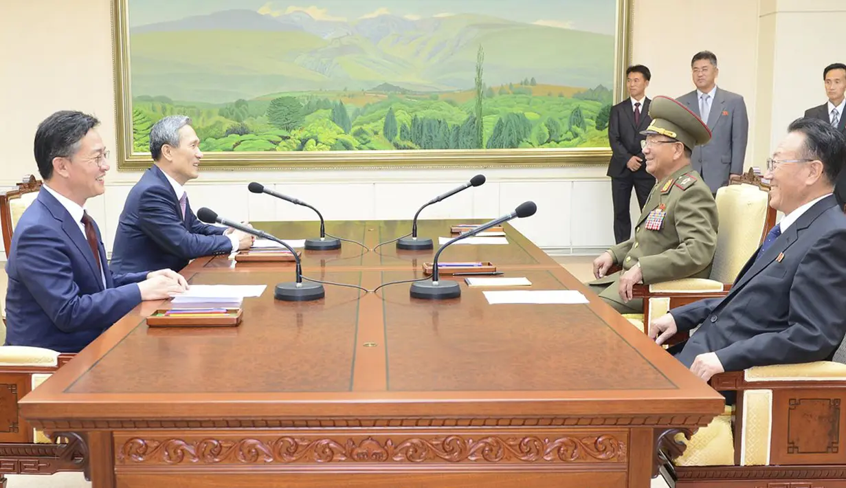 Kepala Keamanan Nasional Korsel, Kim Kwan-jin (kedua kiri) berbincang dengan ajudan militer Korut Hwang Pyong  saat pertemuan terkait penanaman ranjau darat di Zona Demiliterisasi, di Istana Presiden Korsel, Selasa (25/8/2015). (REUTERS/Yonhap)