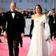 Hadir di acara BAFTA, Kate tampil menawan dengan gaun putih panjang model one shoulder ditambah dengan gloves panjang warna hitam. [@princeandprincessofwales]