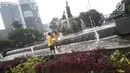 Petugas membersihkan kolam di sekitar Patung Kuda Arjuna Wiwaha, Jakarta, Selasa (15/8). Pembersihan kolam serta penataan bunga dilakukan dalam rangka peringatan hari kemerdekaan RI pada 17 Agustus mendatang. (Liputan6.com/Immanuel Antonius)