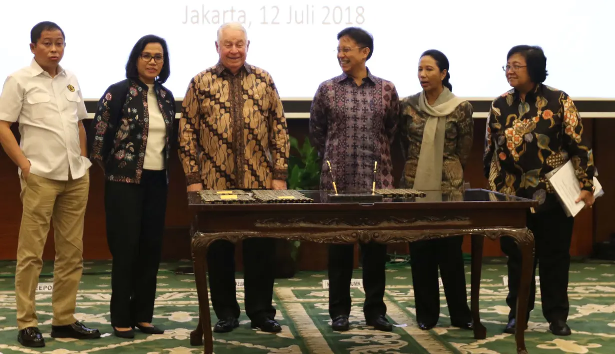 CEO PT Freeport Richard Adkerson dan Dirut Inalum Budi Gunadi Sadikin bersama Menkeu, Menteri ESDM, Menteri BUMN dan Menteri LHK usai penandatanganan pengambilalihan saham 51% PT Freeport Indonesia di Jakarta, Kamis (12/7). (Liputan6.com/Angga Yuniar)