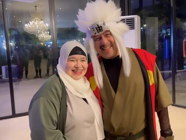 Inilah gaya kece Pak Muh saat mengenakan kostum Jiraiya. Tak ketinggalan sang istri memerankan karakter ninja Tsunade dalam kartun Naruto itu. (Liputan6.com/IG/@dillajaidi).