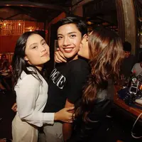 Aurel Hermansyah mencium  cowok catik. (Instagram @aurelie.hermansyah)