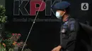Petugas kepolisian dari Korps Brimob melintas di depan Gedung Merah Putih KPK, Jakarta, Jumat (28/5/2021). Pengamanan gedung Merah Putih KPK dan sekitarnya diperketat menyusul informasi adanya aksi unjuk rasa. (Liputan6.com/Helmi Fithriansyah)