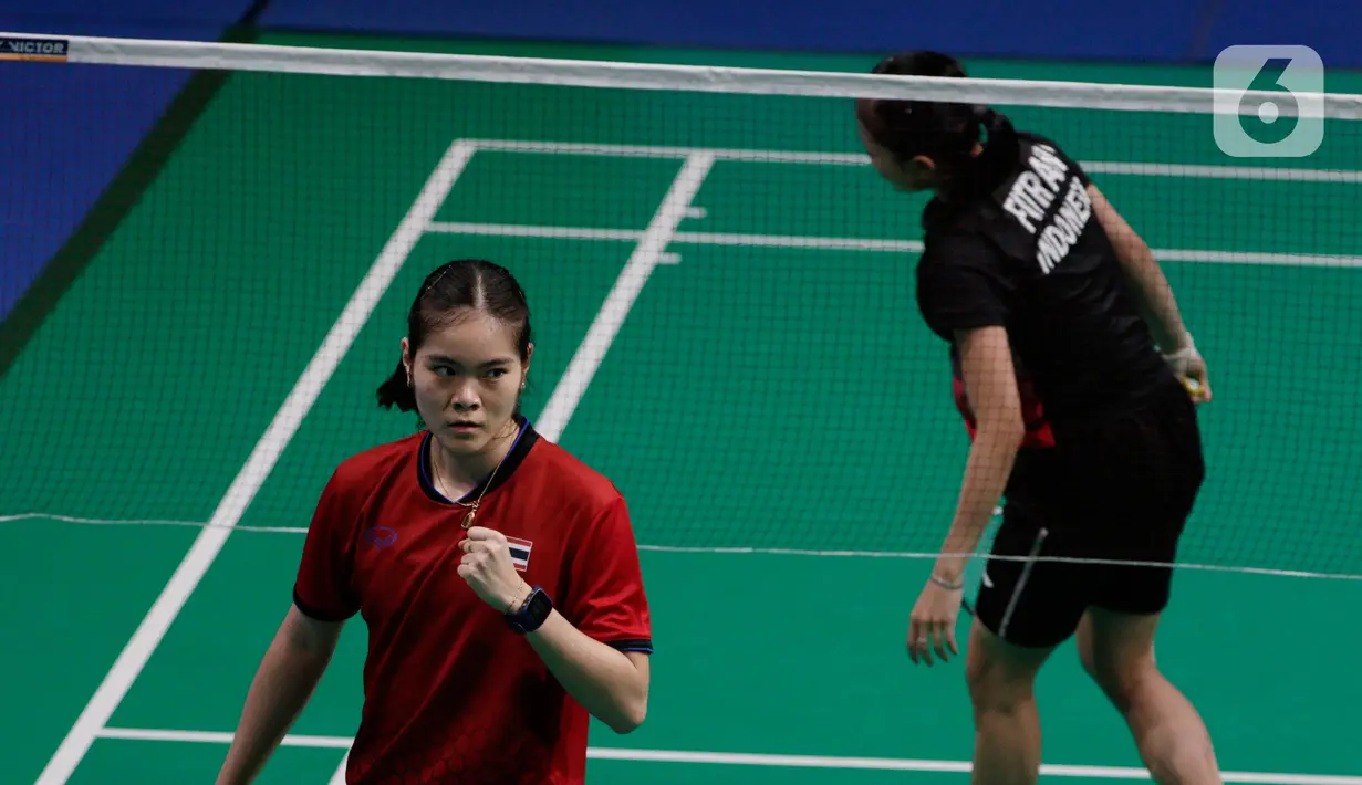 Pebulutangkis Thailand, Busanan Ongbumrungpan, merayakan kemenangan atas Fitriani pada final bulutangkis beregu putri SEA Games 2019 di Muntinlupa Sports Complex, Manila, Selasa (3/12). Kekalahan yang dialami Fitriani membuat Indonesia tertinggal 1-2 dari Thailand. (Bola.com/M Iqbal Ichsan)