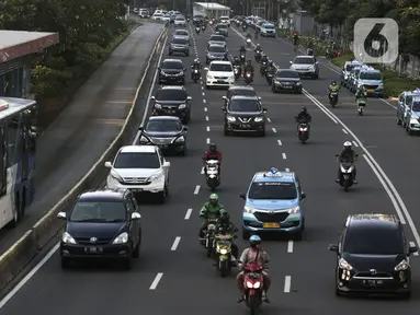 Kendaraan melintasi Jalan Jenderal Sudirman, Jakarta, Jumat (15/5/2020). Ditlantas Polda Metro Jaya menyatakan dalam beberapa hari terakhir mulai terjadi peningkatan volume kendaraan yang diduga karena banyak perkantoran yang sudah tidak menerapkan work from home (WFH). (Liputan6.com/Johan Tallo)