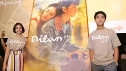 Pemeran film Dilan 1991, Vanesha Prescila dan Iqbaal Ramadhan berpose di depan poster film di Kemang, Jakarta, Kamis (17/1). Film Dilan 1991 resmi meluncurkan trailernya pada hari ini (17/01). (Kapanlagi.com/ Adrian Utama Putra)