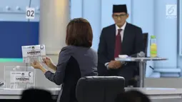 Putri Ayuningtyas selaku moderator membacakan materi debat cawapres 2019 di Hotel Sultan, Jakarta, Minggu (17/3). Debat itu mengangkat tema pendidikan, kesehatan, ketenagakerjaan, sosial dan budaya. (Liputan6.com/Johan Tallo)