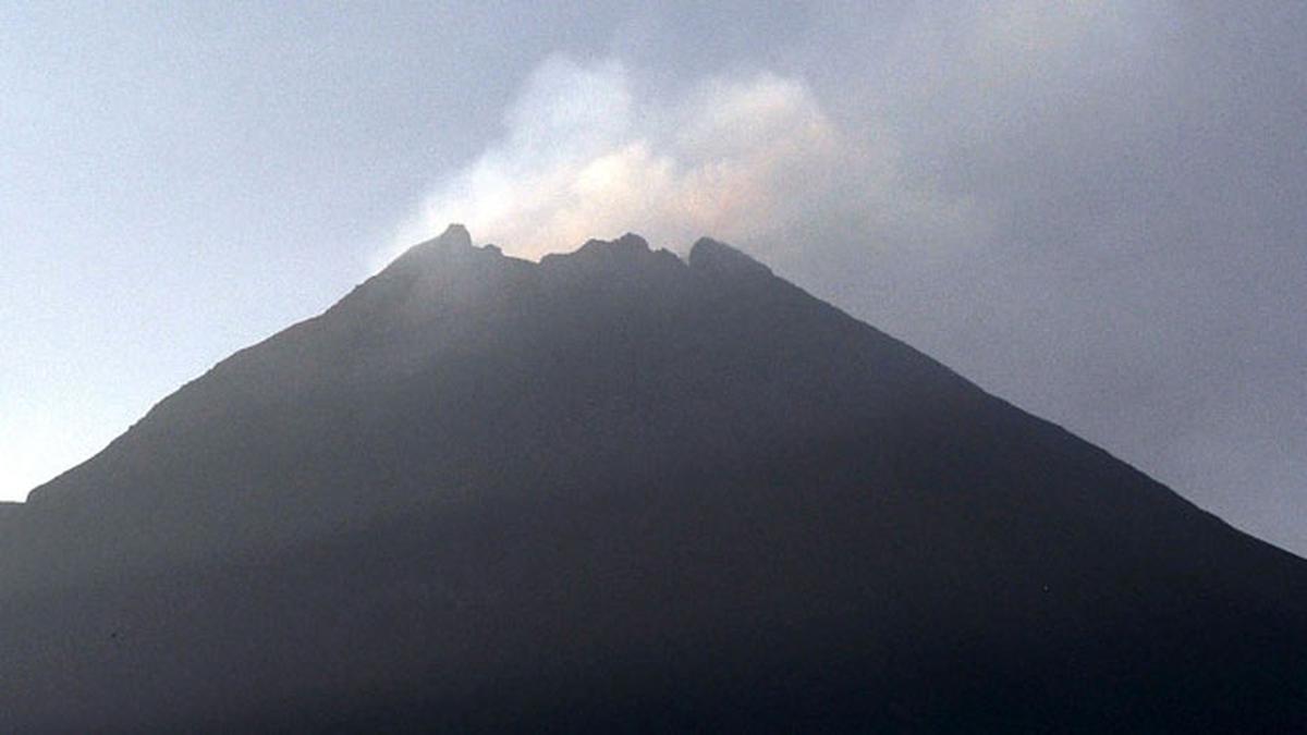 SAR Team Challenged in Rescuing Fallen Man inside Merapi Crate