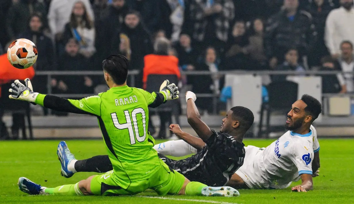 Pemain Marseille, Pierre-Emerick Aubameyang (kanan), mencetak gol ke gawang Ajax dalam pertandingan Grup B Europa League 2023/2024 yang berlangsung di Velodrome Stadium, Kamis (30/11/2023). Pemain yang telah malang-melintang di klub top Eropa tersebut berada diurutan kedua pencetak gol terbanyak sementara dengan torehan lima gol. (AFP/Nicolas Tucat)
