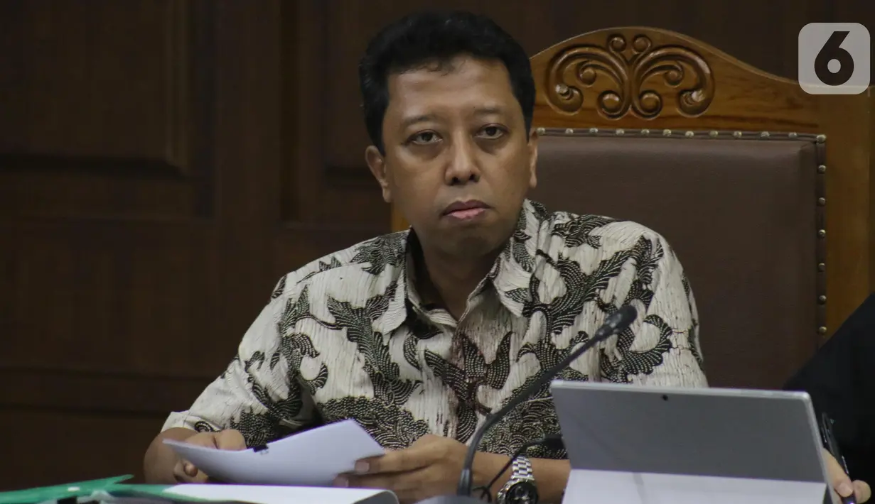 Terdakwa dugaan suap jual-beli jabatan di lingkungan Kemenag, M Romahurmuziy saat menjalani sidang lanjutan di Pengadilan Tipikor, Jakarta, Rabu (23/10/2019). Sidang mendengar keterangan saksi, salah satunya Kepala Kemenag Gresik Muafaq Wirahadi (Liputan6.com/Helmi Fithriansyah)