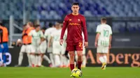 Pemain AS Roma Paulo Dybala menunggu dimulainya pertandingan setelah pemain Sassuolo Andrea Pinamonti mencetak gol pada pertandingan sepak bola Serie A Liga Italia di Stadion Olimpiade, Roma, Italia, 12 Maret 2023. AS Roma kalah dari Sassuolo dengan skor 3-4. (AP Photo/Alessandra Tarantino)