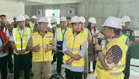 Wapres Gibran Rakabuming Raka meninjau pengerjaan jalur Lintas Raya Terpadu (LRT) Fase 1B Velodrome-Manggarai sepanjang 6.4 KM, Selasa (22/10/2024). (Liputan6.com/ Delvira Hutabarat)