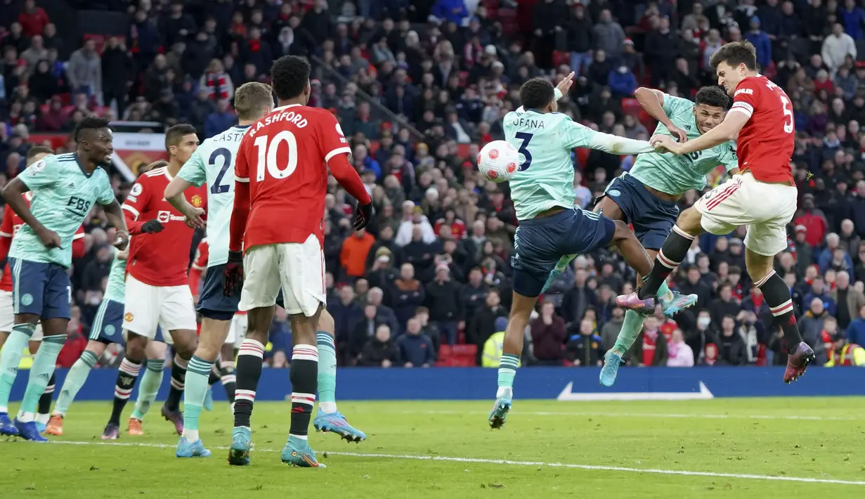 Meski sejumlah percobaan dilancarkan, kedua tim tak mampu lagi melakukan selebrasi. Alhasil, pertandingan Liga Inggris antara Manchester United vs Leicester City ini berakhir dengan skor 1-1. (AP/Jon Super)