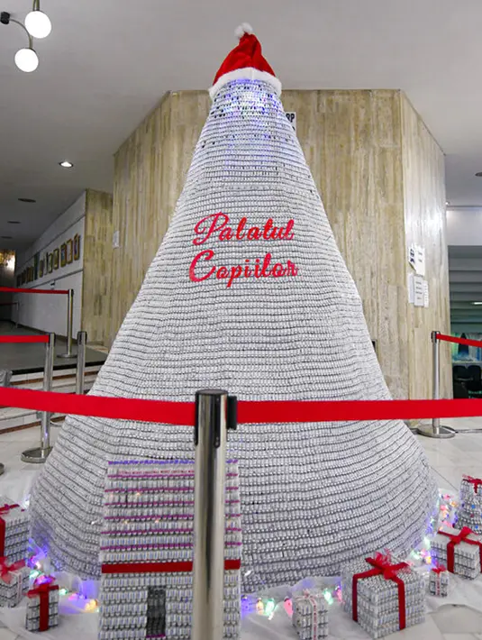 Pohon Natal yang terbuat dari botol vaksin COVID-19 kosong ditempatkan di pusat vaksinasi di Bucharest, Rumania, 6 Desember 2021. Salah satu pusat vaksinasi COVID-19 terbesar di Bucharest membangun pohon Natal setinggi tiga meter dari 19 ribu botol vaksin COVID-19 kosong.(AP Photo/Andreea Alexandru)