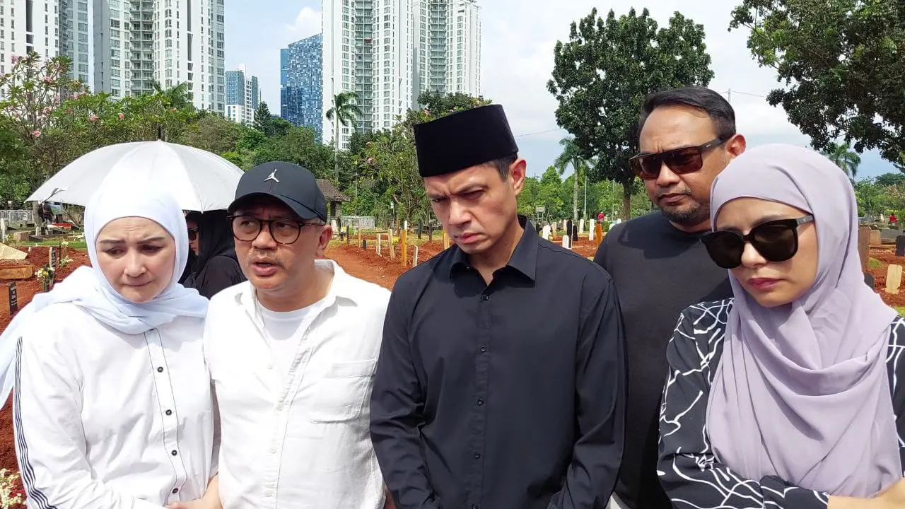 Bebi Romeo, Meisya Siregar, Mona Ratuliu di pemakaman Iqbal Pakula