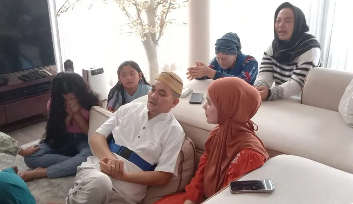 Saat berada di rumah, Indra Bekti dikelilingi oleh saudara-saudaranya. Artis berusia 45 tahun ini sangat senang bisa berjumpa dengan keluarga dan saudara yang berkunjung di rumah. Aldila Jelita, sang istri, selalu setia mendampingi Bekti saat di rumah. (Liputan6.com/IG/dhila_bekti)