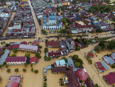 Foto udara ini memperlihatkan kawasan yang terendam banjir akibat hujan lebat selama sepekan terakhir dan jebolnya tanggul sungai di Lhoksukon, Aceh Utara pada 6 Oktober 2022. (AFP/Zikri Maulana)