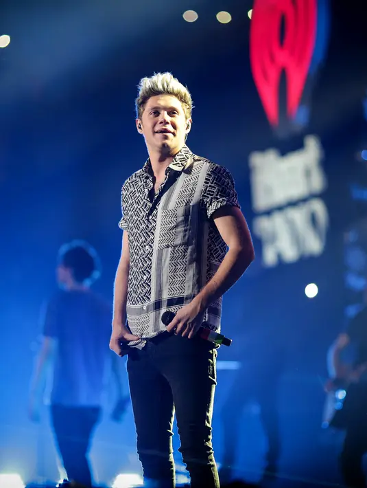 Namun kini Niall udah tak menghabiskan waktu dengan seorang diri. Pria berambut pirang itu sedang menikmati waktunya bersama wanita misterius. (AFP/Bintang.com)