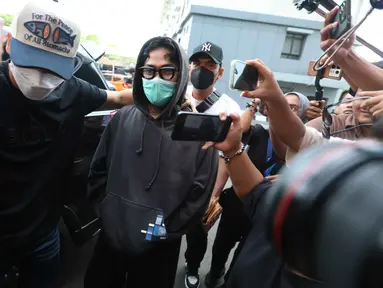 Musisi sekaligus aktor, Onadio Leonardo atau akrab disapa Onad, saat tiba di Polres Jakarta Barat pada Senin (3/11/2025). Hari ini, Senin 3 November 2025, Onadio Leonardo atau akrab disapa Onad menjalani asesmen di Badan Narkotika Nasional Provinsi (BNNP) DKI Jakarta di Jalan Tanah Abang II, Cideng, Jakarta Pusat. (Kapanlagi.com/Budy Santoso)
