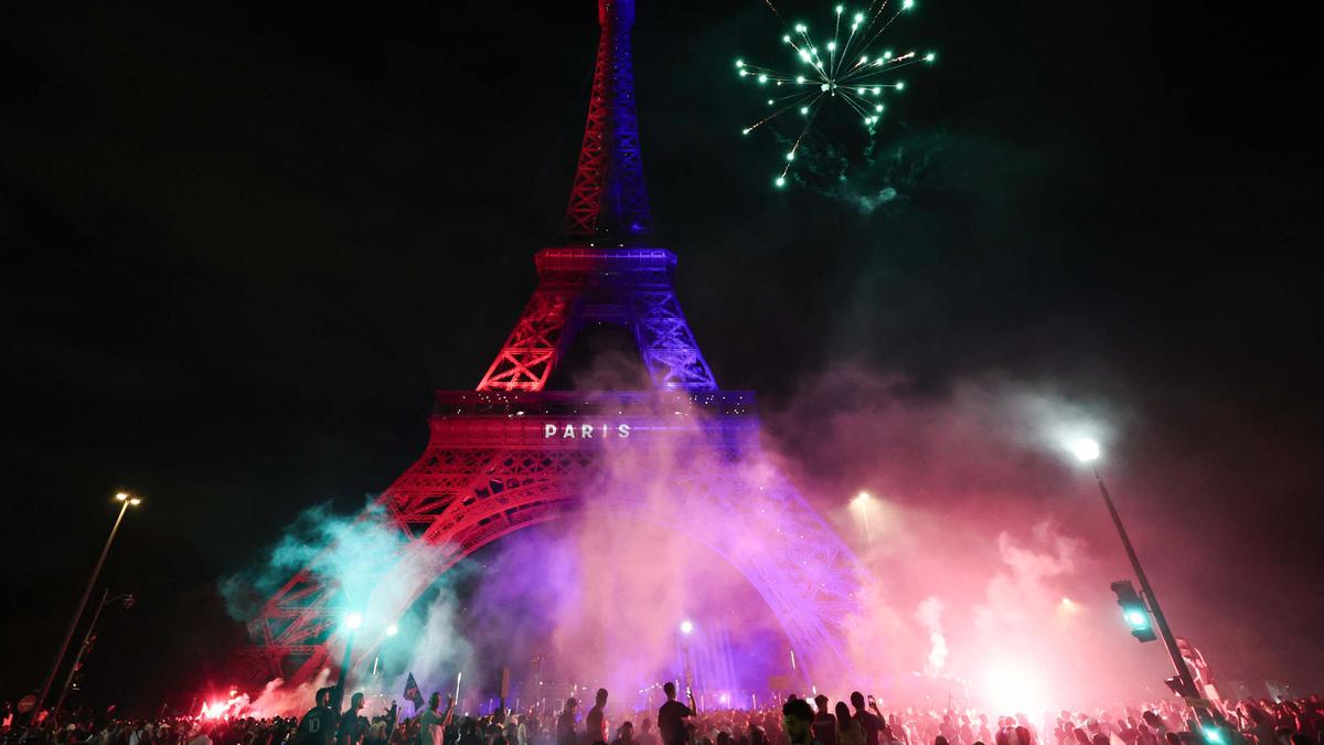 Juara Liga Champions 2024/2025, Menara Eiffel Berhias Warna Jersey PSG
