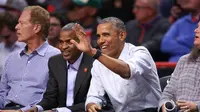 Barack Obama menjadi saksi saat tim favoritnya, Chicago Bulls, menundukkan Creveland Cavaliers 97-95 di laga pembuka musim NBA.