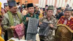 Wakil Menteri Agama DR. H. Zainut Tauhid (kiri) dan Dirjen Bimas Islam Kamaruddin Amin (kedua kanan) meninjau stand Kampung Zakat saat menghadiri sosialisasi Kampung Zakat Nasional, Jakarta, Kamis (24/11/2022). Kampung Zakat yang berkolaborasi dengan Kemenag, Baznas, LAZ, dan Pemda se-Indonesia untuk pemanfaatan zakat dalam rangka membantu pemerintah dalam pengentasan kemiskinan telah tersebar di 18 titik. (Liputan6.com/Faizal Fanani)