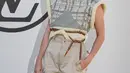 Alicia Vikander berpose saat menghadiri koleksi busana Louis Vuitton Spring/Summer 2023 selama Paris Fashion Week di Paris pada Selasa, 4 Oktober 2022. Alicia tampil dengan gaya rambut kepang yang meremajakan penampilannya dan sangat bagus di acara-acara formal. (AP Photo/Francois Mori)