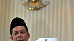 Fahri Hamzah menunjukan surat Pemecatan dirinya saat memberikan keterangan pers, Jakarta, Senin (4/3). Fahri juga hendak melaporkan balik Partainya kususnya kepada Presiden PKS ke pihak yang berwajib. (Liputan6.com/Johan Tallo)