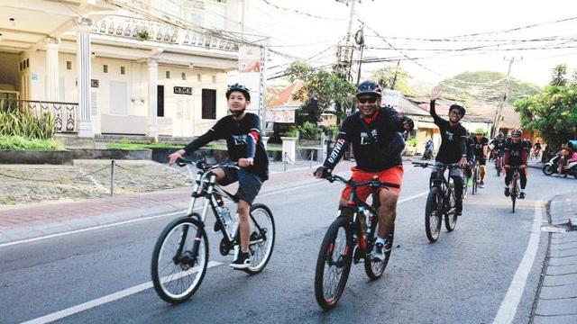 Peduli Lingkungan, Rodalink Gelar Aksi Pungut Sampah Plastik untuk Selamatkan Laut