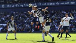 Bek West Bromwich Albion, Craig Dawson, duel udara dengan striker Tottenham Hotspur, Harry Kane, pada laga Premier League di Stadion The Hawthorns, Sabtu (5/5/2018). West Bromwich Albion menang 1-0 atas Tottenham Hotspur. (AP/Anthony Devlin)