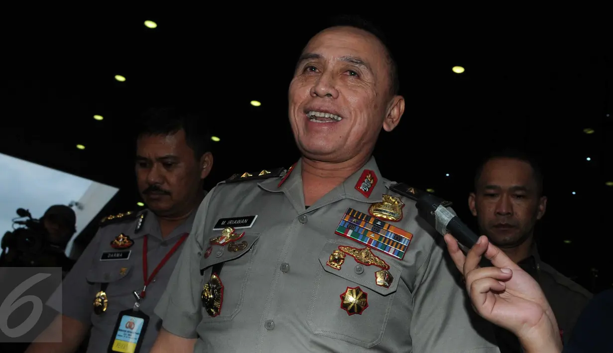 Kepala Divisi Hukum Mabes Polri Irjen Pol Mochamad Iriawan (depan) menyambangi gedung KPK di Jakarta, (25/2). Iriawan mengaku akan berkoordinasi dan diskusi dengan pimpinan lembaga antirasuah tersebut. (Liputan6.com/Helmi Afandi)