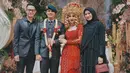 Alyssa Soebandono dan Dude Harlino datang kondangan ke resepsi pernikahan Febby Rastanty. Keduanya tampil serasi kenakan outfit couple bernuansa hitam. Alyssa memilih gaun dengan potongan simple namun anggun, dengan sentuhan warna gelap yang memberi kesan elegan. (Liputan6.com/IG/@ichasoebandono)