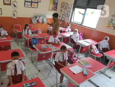 Siswa kelas III belajar dalam kelas saat simulasi Pembelajaran Tatap Muka Terbatas (PTMT) di SDN 03 Cinere, depok, Jawa Barat, Selasa (28/09/2021). Pemkot  Depok hari ini menyelenggarakan simulasi Pembelajaran Tatap Muka Terbatas (PTMT) dari jenjang TK sampai SMP Negeri. (merdeka.com/Arie Basuki)