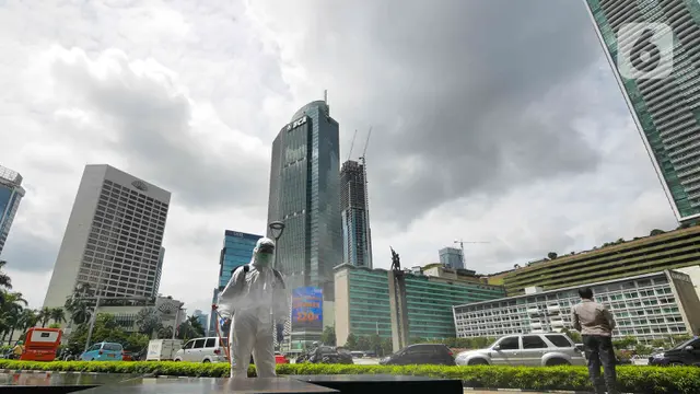 Penyemprotan Disinfektan di Area Publik