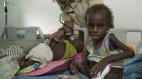 Seorang anak menjalani perawatan di rumah sakit setempat di Agats, Asmat, provinsi Papua Barat (26/1). Sebanyak 86 pasien anak gizi buruk dan campak di Kabupaten Asmat masih dirawat di Rumah Sakit Umum Daerah (RSUD) setempat. (AFP/Bay Ismoyo)