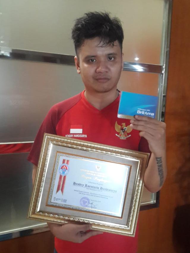 Hendry "Jothree" Handisurya, mendapatkan sertifikat penghargaan dan bonus uang dari Menpora Imam Nahrawi pada Kamis (6/9/2018).