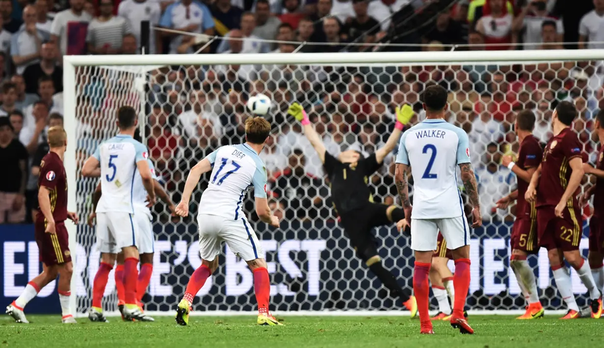 Tendangan bebas pemain Inggris, Eric Dier, menghujam ke gawang Rusia pada laga Grup B Piala Eropa 2016 di Stade Velodrome, Marseille, Minggu (12/6/2016) dini hari WIB. (AFP/Bertrand Langlois)