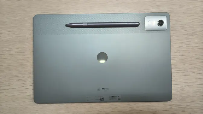 <p>Di sisi belakang Moto Pad 60 Pro terdapat area khusus yang dilengkapi dengan magnet untuk menempelkan Moto Pen Pro. (Liputan6.com/Anka Fergy Agustian)</p>