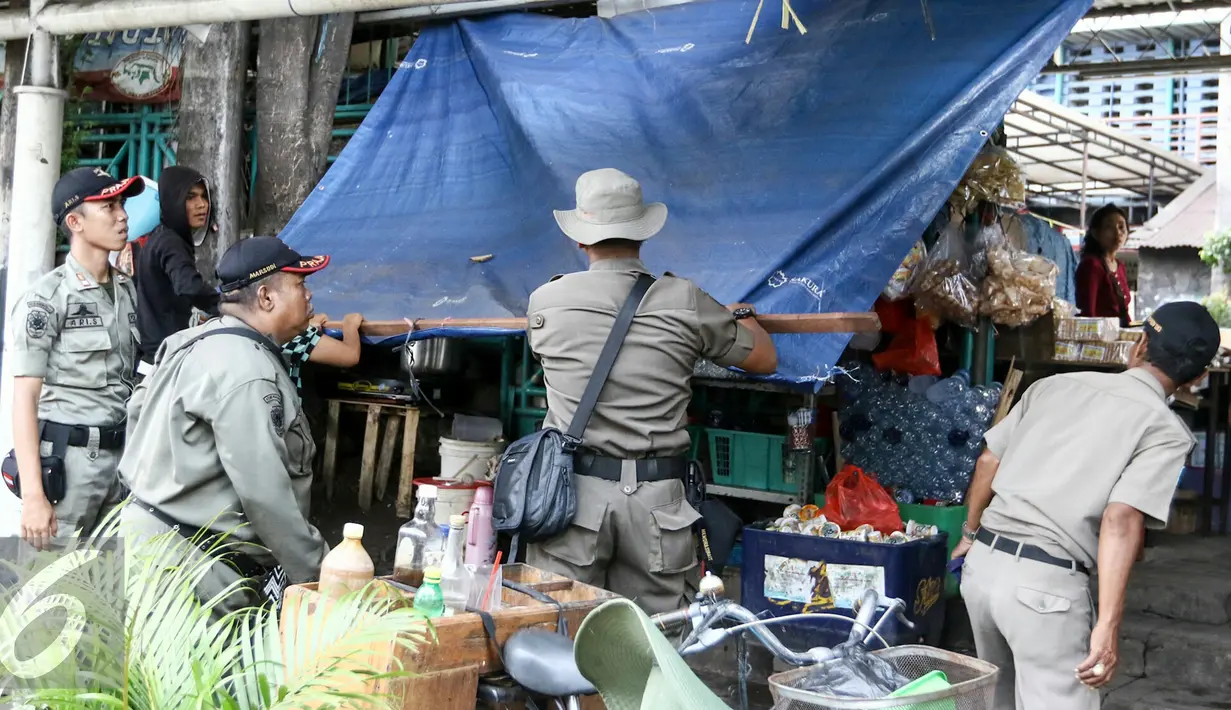 Petugas Satpol PP bongkar lapak pedagang kaki lima (PKL) liar di kawasan Senen, Jakarta, Selasa (29/3/2016). Penertiban dilakukan karena lapak PKL yang berada di atas trotoar mengganggu pejalan kaki. (Liputan6.com/Yoppy Renato)