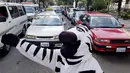 Warga berpakaian seperti zebra saat menyapa pengendara saat program pendidikan di jalan di La Paz, Bolivia,(5/12). (REUTERS/David Mercado)